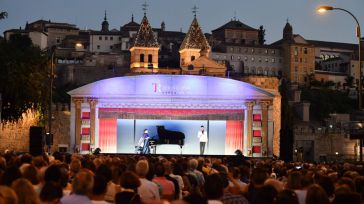 Más de 2.000 personas abarrotan el Paseo de la Vega para disfrutar del recital de ópera y zarzuela ofrecido por La Carroza del Real
