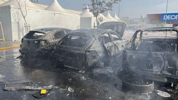El incendio de tres coches en el parking de Abadía obliga a cerrar los accesos del parque comercial