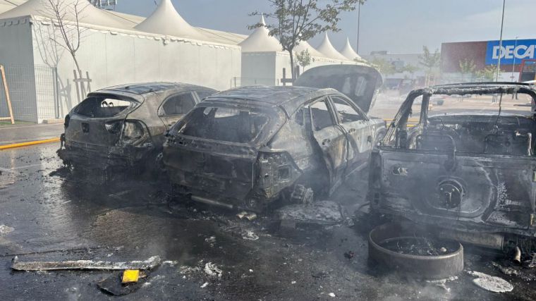 El incendio de tres coches en el parking de Abadía obliga a cerrar los accesos del parque comercial