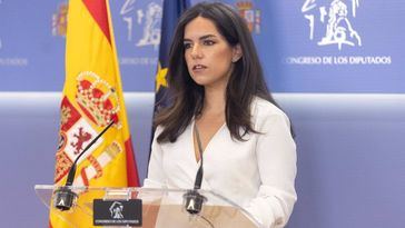 Vox niega que exista 'un PSOE bueno de la mano de Page' y le reta a romper su carné de militante 'si tiene dignidad'