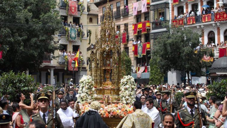 Las calles de Toledo se abarrotan para celebrar el Corpus y miles de personas acuden a la cita anual pese a las elevadas temperaturas