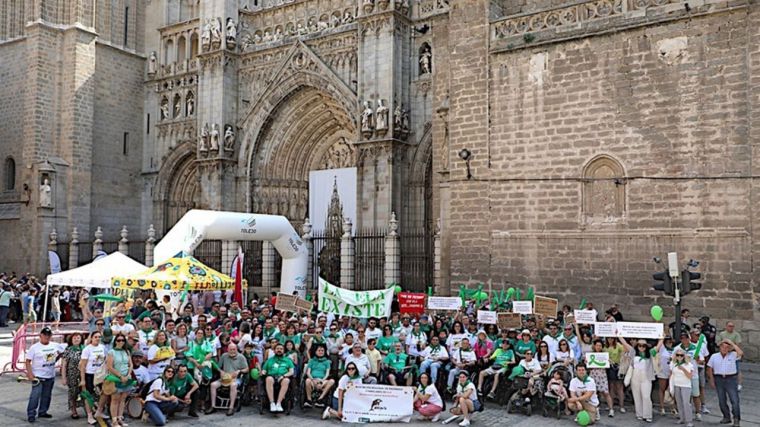 Medio millar de personas participan en la Marcha Solidaria contra la ELA en Toledo