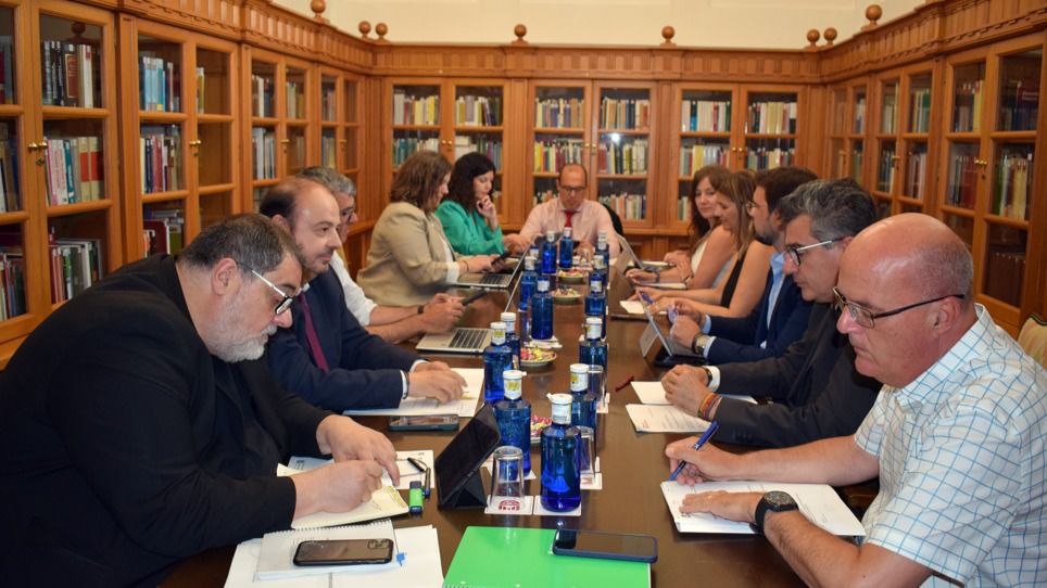 El Pleno de las Cortes regionales debate este jueves sobre sanidad, financiación y menores migrantes