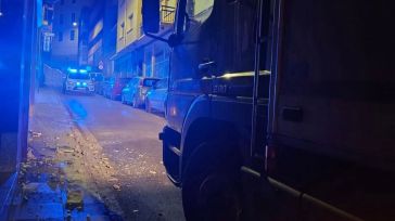 Un camión provoca daños tras quedar atascado en una calle de Cuenca al seguir indicaciones del navegador