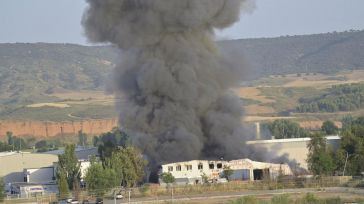 El fuego en una empresa de reciclaje de pilas y baterías de Azuqueca deja dos heridos, uno de ellos bombero