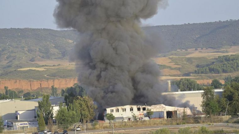 El fuego en una empresa de reciclaje de pilas y baterías de Azuqueca deja dos heridos, uno de ellos bombero