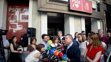 Page llega a Ferraz para escuchar salidas "pero no escapatorias" a la "crisis más seria" de corrupción del PSOE
