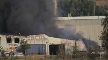 Una dotación de bomberos y dos camiones continúan trabajando para extinguir el incendio en Azuqueca de Henares