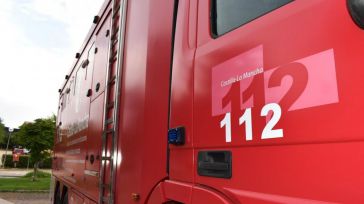 Se incendia una prensadora de vehículos en un desguace en Tomelloso