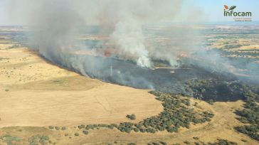 Tres medios trabajan para controlar un incendio en Calera y Chozas que ha obligado a cortar la CM-4130