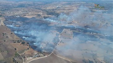 Confinados los vecinos de una urbanización de Toledo por el voraz incendio forestal declarado en Méntrida