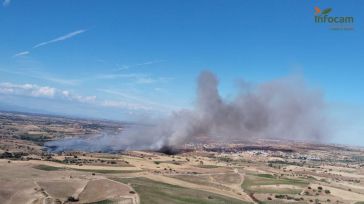 Evacuadas varias viviendas de Fuente Saúco por el incendio declarado en La Torre de Esteban Hambrán (Toledo)