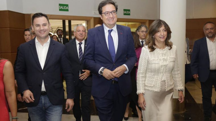 Óscar López asegura que la intención del Gobierno es negociar y presentar los Presupuestos para 2026