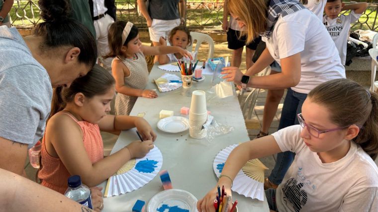 La Asociación de Dulcineas acerca las tradiciones a los más pequeños con un taller de manualidades