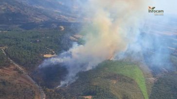 Seis medios terrestres trabajan en la extinción del fuego de Salobre