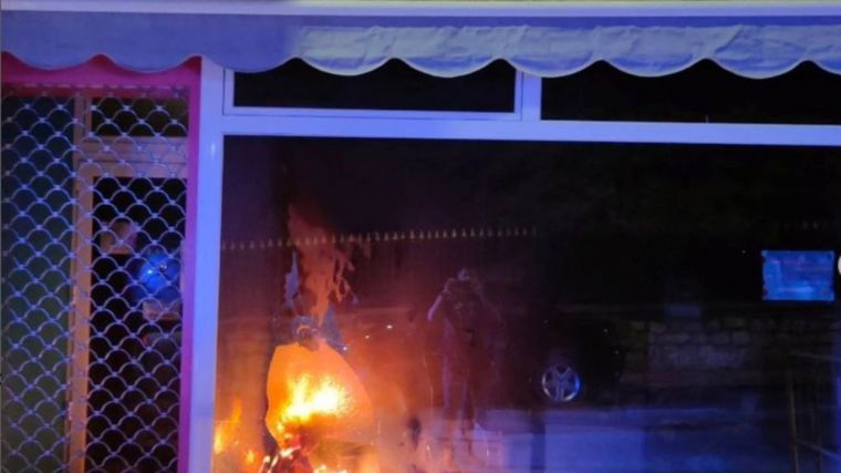 Arde el escaparate de un comercio de la calle Ramón y Cajal de Cuenca