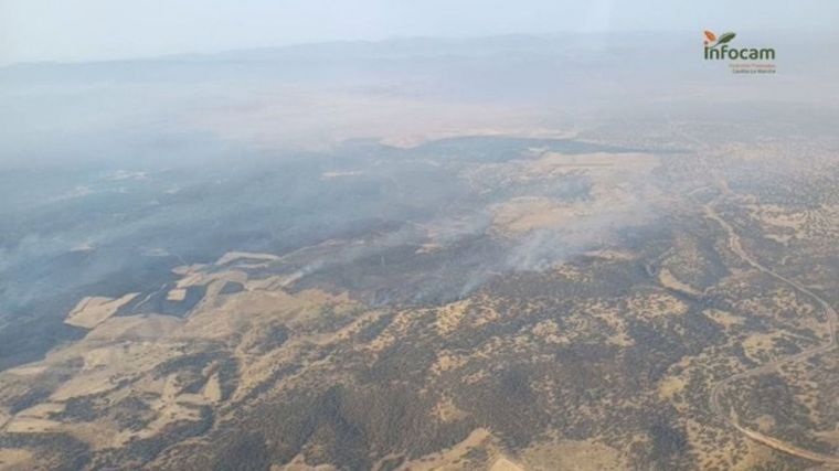 Más de 120 personas siguen luchando contra las llamas en el incendio de Navalmoralejo
