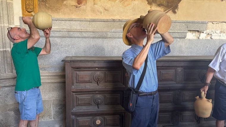 La ola de calor no frena a los toledanos, que abarrotan la catedral para cumplir la tradición de beber agua de los botijos 