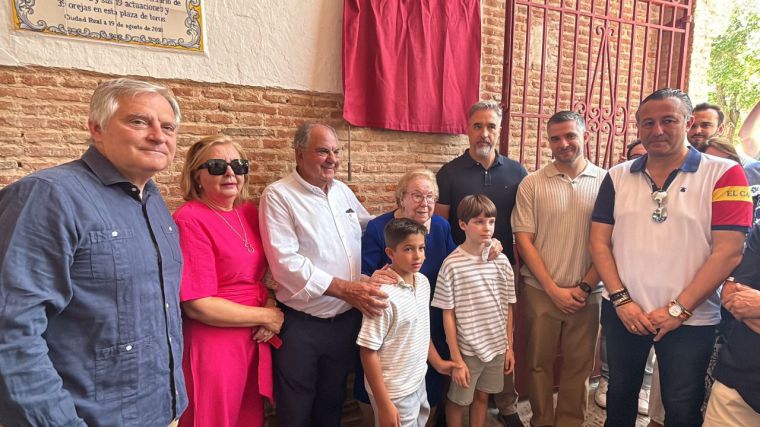 Ciudad Real rinde homenaje a Manuel Hervás con un azulejo en la puerta grande de la plaza de toros