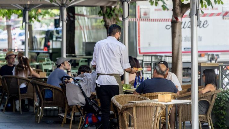 La producción del sector servicios sube un 5,4% en junio y suma doce meses de alzas