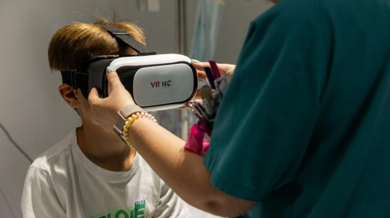 Los pacientes de las Urgencias Pediátricas del Hospital de Guadalajara se benefician del uso de gafas de realidad virtual para reducir la ansiedad