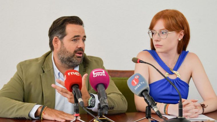 La alcaldesa de Fernán Caballeros (PP) denuncia ser víctima de extorsión por parte de una banda criminal para forzar su dimisión