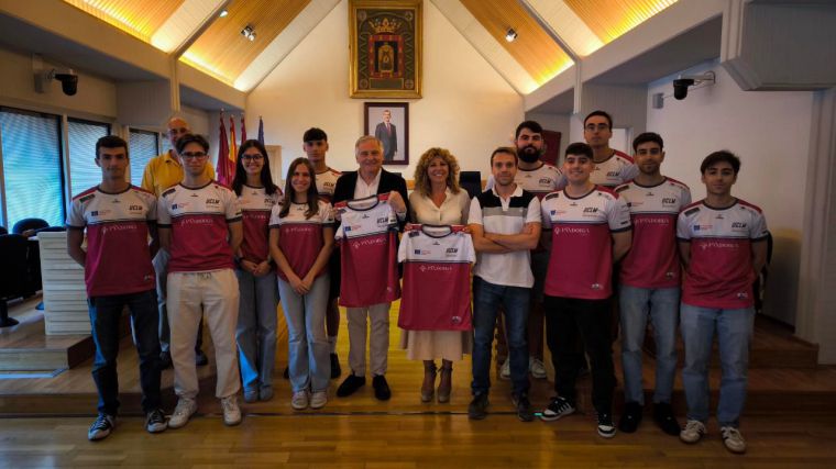Cañizares se reúne con el equipo UCLM Racing Team tras su regreso a la Formula Student Spain