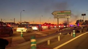 Toledo amanece con retenciones por un coche ardiendo en plena carretera