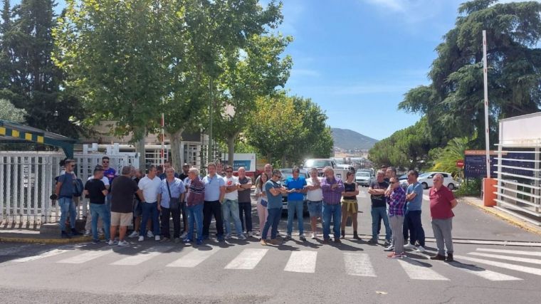 Trabajadores de Eserman bloquean la entrada de Repsol Química en Puertollano tras el anuncio de reconversión logística