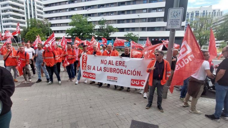 La plantilla de Eserman en Puertollano clama por sus empleos frente a la sede central de Repsol en Madrid