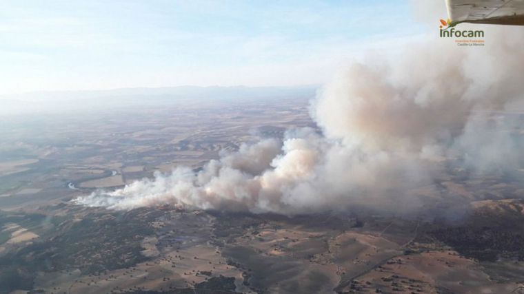 Los bomberos trabajan para apagar incendios en Polán, Las Ventas con Peña Aguilera y Torrecuadrada de los Valles