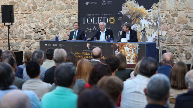 Toledo salda una deuda con Álvar Fáñez, protagonista de la conferencia que Antonio Pérez Henares ha ofrecido en la Puerta de Bisagra