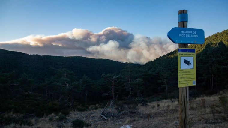 Un total de 63 medios, 23 de ellos aéreos, trabajan en el incendio de Peñalba que supera ya las 2.800 hectáreas calcinadas en CLM y CyL