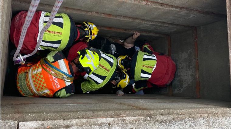Una mujer cae al interior de una tumba en Navahermosa y tiene que ser rescatada por los bomberos