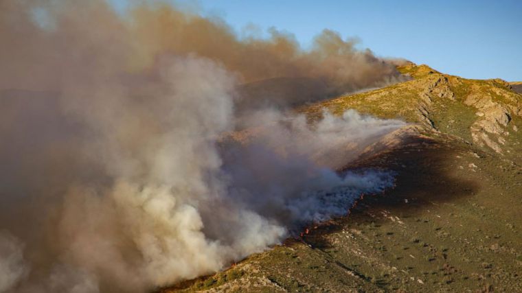 Los medios aéreos vuelven al incendio de Peñalba de la Sierra, que continúa en nivel 2