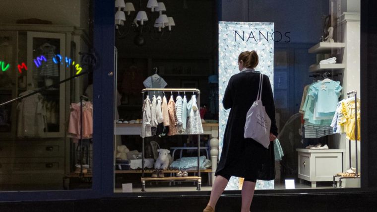 El comercio minorista modera el avance de sus ventas al 3% en agosto y encadena 14 meses de alzas