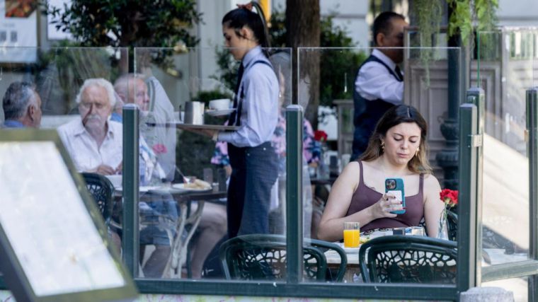 El sector servicios impulsa la actividad de las empresas españolas en septiembre
