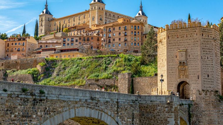 Fallece un hombre de 40 años tras caer desde el Puente de Alcántara de Toledo