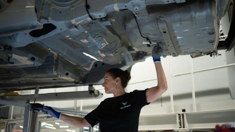 La producción industrial modera su crecimiento en agosto al 0,4% y suma tres meses de alzas