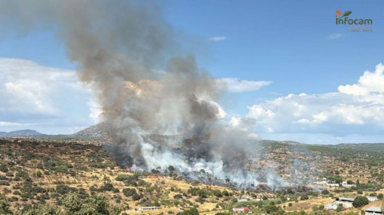 Cuatro helicópteros y nueve dotaciones terrestres de Madrid apoyan la extinción de un incendio de nivel 1 en Almorox