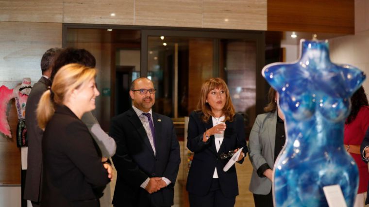 Las Cortes acogen una exposición centrada en la salud mental y las mujeres hasta el próximo 24 de octubre