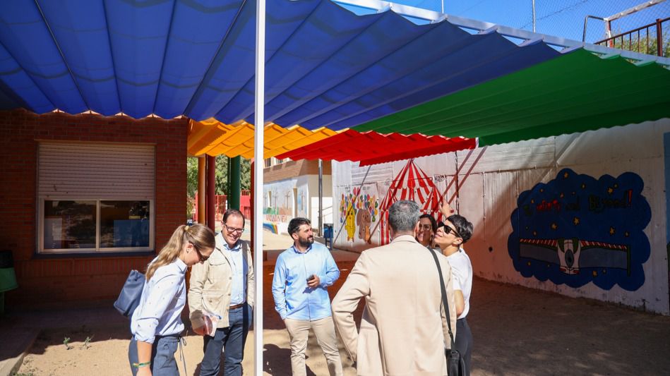 El Ayuntamiento de Toledo instala toldos en el colegio Garcilaso de la Vega para proteger a un alumno con una enfermedad fotosensible