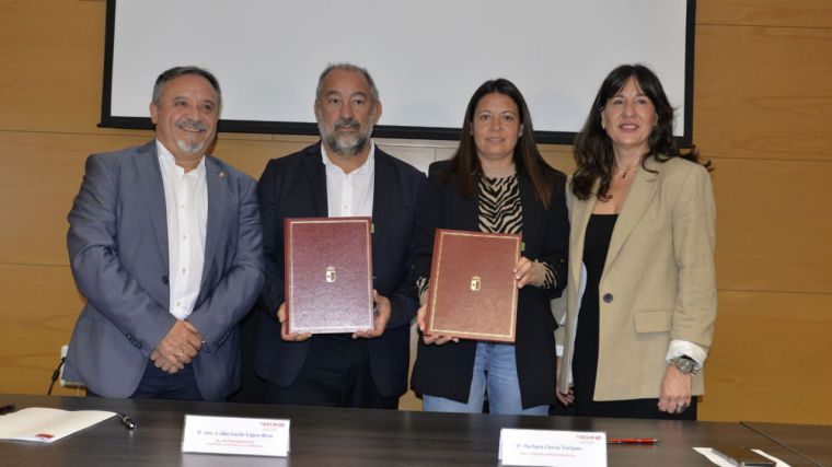 La UCLM y la Consejería de Bienestar Social sellan un acuerdo de robótica social para mejorar la atención a personas mayores dependientes