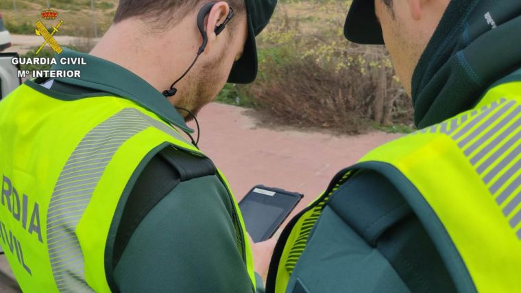 Dos detenidos por hurtar mil euros a una persona vulnerable en un cajero automático en Santa Cruz de Mudela
