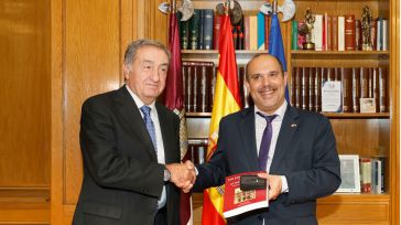 Bellido recibe una copia de la Memoria de la Fiscalía del año 2024