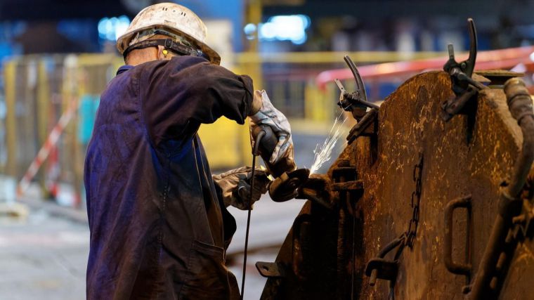 La industria manufacturera española acelera su crecimiento en octubre pese a la caída de las exportaciones