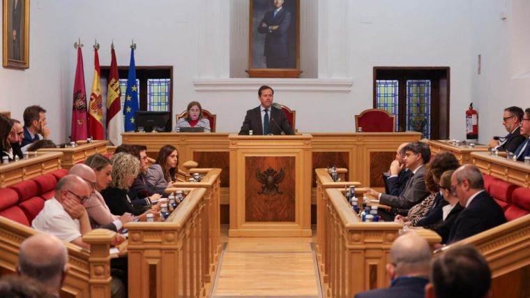 Velázquez avanza un convenio a tres bandas con la Junta y la Diputación para desbloquear la situación de la estación de autobuses