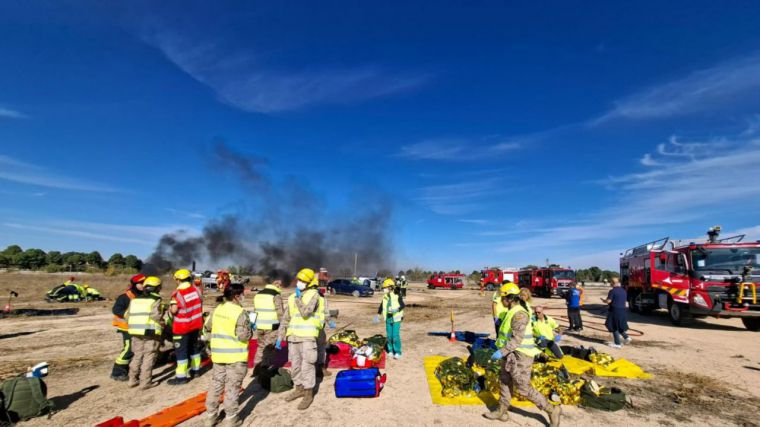 Más de 200 efectivos participan en la simulación de un accidente aéreo en el aeropuerto de Albacete
