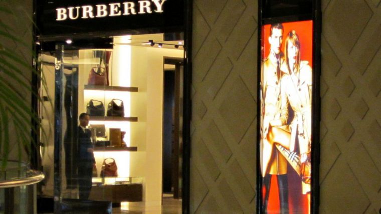 Burberry reduce un 66% las pérdidas en su primer semestre fiscal