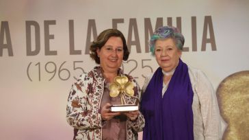 Concepción Cedillo recoge la Mención de Honor otorgada por APANAS a la Diputación de Toledo en el Día de la Familia